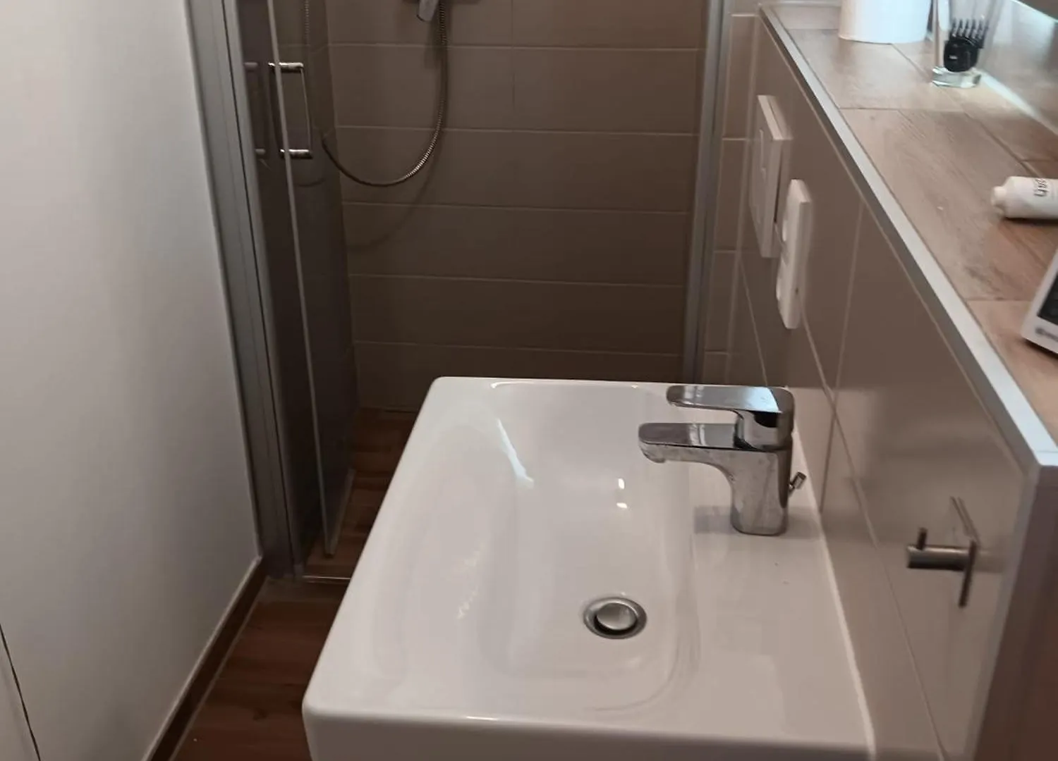 Zimmer Mit Gemeinschaftsbad In Muenchen Μόναχο